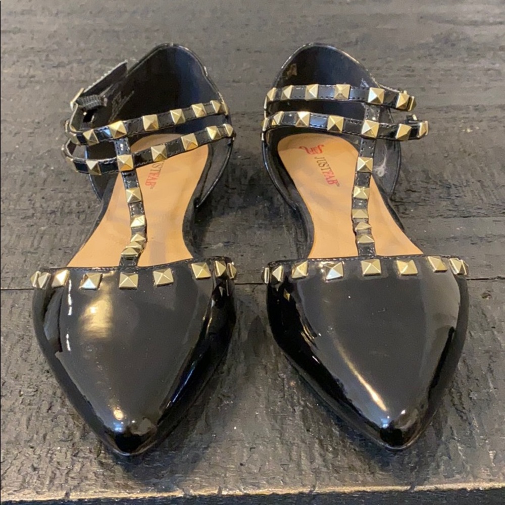 Black shiny flat pump with gold details